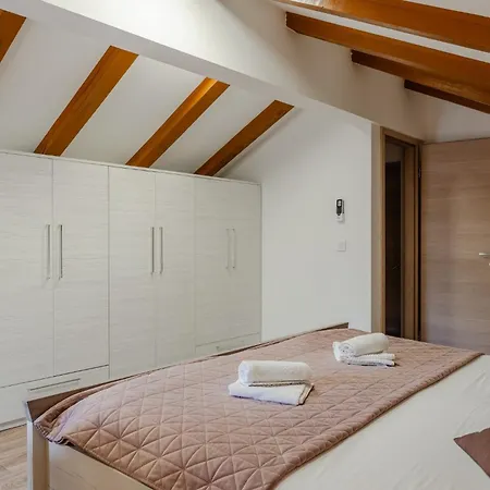Four Seasons Apartment *