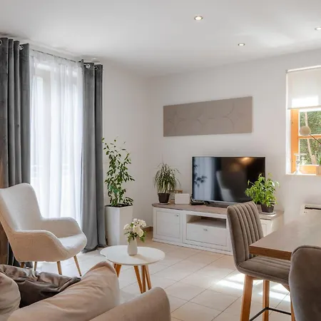 Four Seasons Apartment *